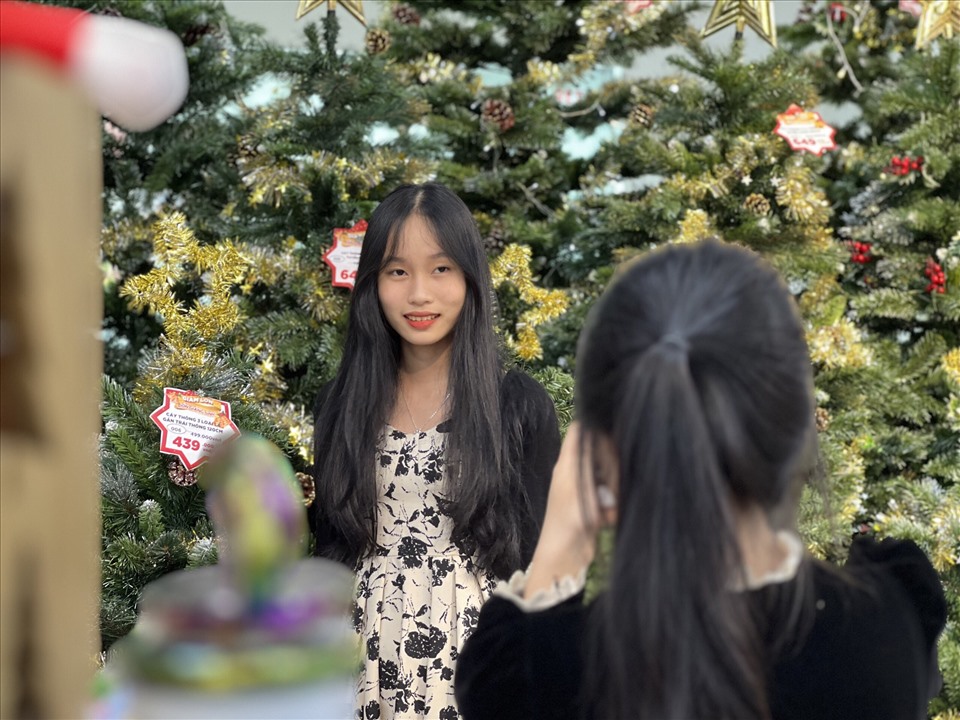Các bạn trẻ chụp hình Giáng sinh với cây thông tại Đà Nẵng. Ảnh: Nguyễn Linh
