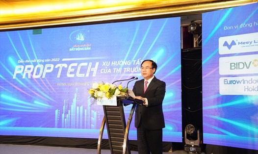 Thứ trưởng Bộ Xây dựng Nguyễn Văn Sinh phát biểu tại Diễn đàn Bất động sản 2022 với chủ đề Proptech - Xu hướng tất yếu của thị trường. Ảnh: Hoàng Anh.