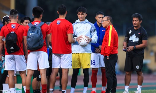 Huấn luyện viên Park Hang-seo trò chuyện, giúp các cầu thủ Philippines làm quen với trái bóng thi đấu AFF Cup 2022. Ảnh: Minh Dân