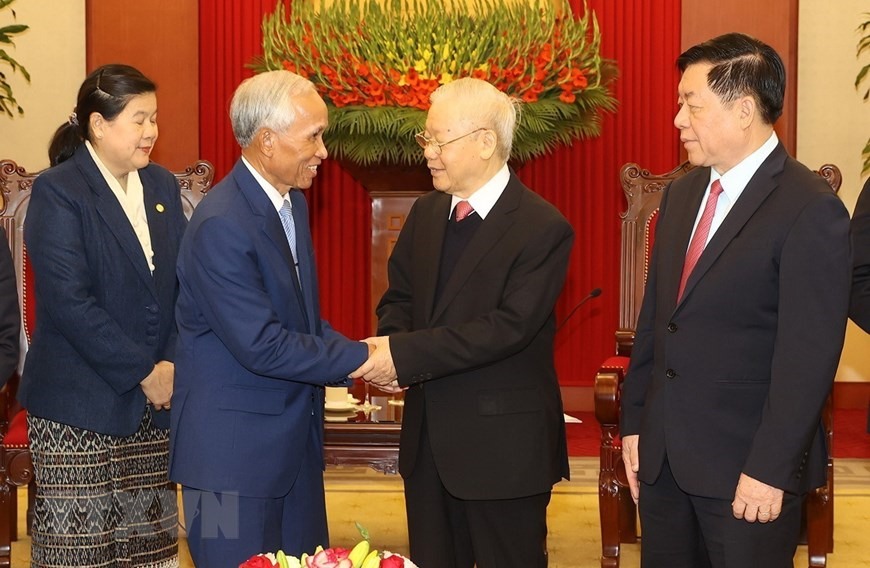 Tổng Bí thư Nguyễn Phú Trọng tiếp Bí thư Trung ương Đảng, Trưởng ban Tuyên huấn, Chủ tịch Hội đồng Lý luận Trung ương Đảng Nhân dân Cách mạng Lào. Ảnh: TTXVN