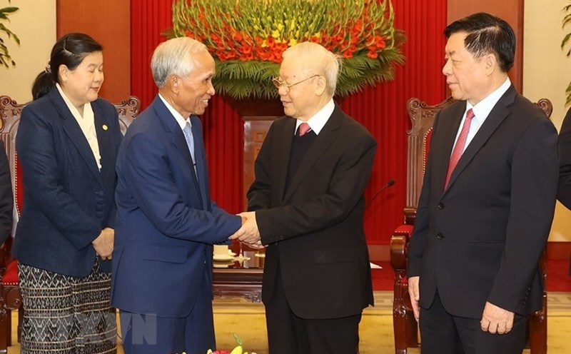 Tổng Bí thư Nguyễn Phú Trọng tiếp Bí thư Trung ương Đảng, Trưởng ban Tuyên huấn, Chủ tịch Hội đồng Lý luận Trung ương Đảng Nhân dân Cách mạng Lào. Ảnh: TTXVN