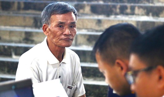 Ông V.V. Đ (74 tuổi, ngụ quận Bình Tân, TPHCM) thay con trai quá cố đi đòi quyền lợi. Ảnh: Huỳnh Điểu