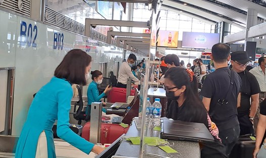 Hành khách làm thủ tục tại sân bay Nội Bài. Ảnh: Minh Hạnh