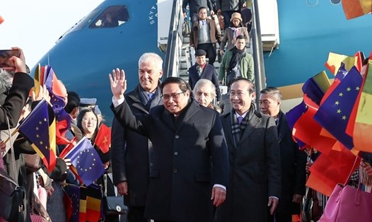 Cán bộ ngoại giao, nhân viên Đại sứ quán và cộng đồng người Việt Nam tại Bỉ đón Thủ tướng Phạm Minh Chính. Ảnh: VGP