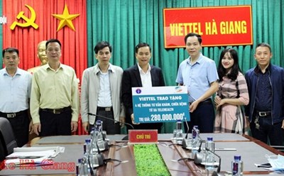 Giám đốc Viettel Hà Giang trao tặng 4 bộ thiết bị Tele-Health cho các bệnh viện tuyến huyện thuộc tỉnh Hà Giang. Ảnh: baohagiang.vn