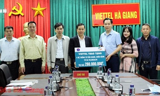 Giám đốc Viettel Hà Giang trao tặng 4 bộ thiết bị Tele-Health cho các bệnh viện tuyến huyện thuộc tỉnh Hà Giang. Ảnh: baohagiang.vn