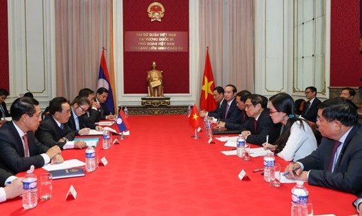 Thủ tướng Phạm Minh Chính và Thủ tướng Lào Phankham Viphavanh thảo luận về việc chuẩn bị cho Kỳ họp lần thứ 45 Ủy ban liên Chính phủ hai nước sắp tới. Ảnh: VGP