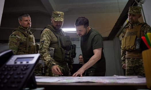 Tổng thống Ukraina Volodymyr Zelensky (thứ hai từ phải) trao đổi với binh sĩ Ukraina. Ảnh: Văn phòng Tổng thống Ukraina