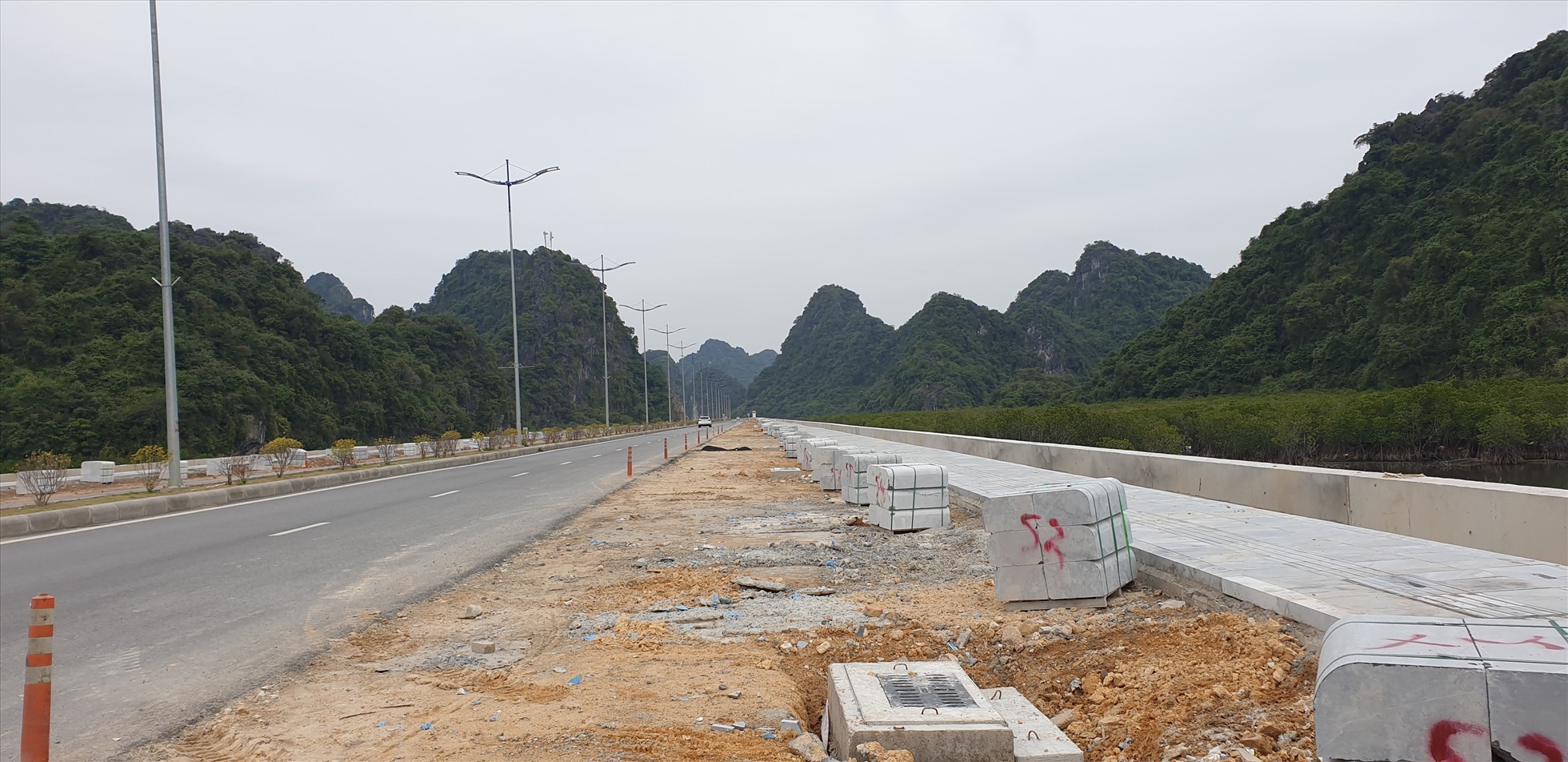 Đoạn giáp ranh giữa Hạ Long và Cẩm Phả mới chỉ làm xong phần vỉa hè. Ảnh: Nguyễn Hùng