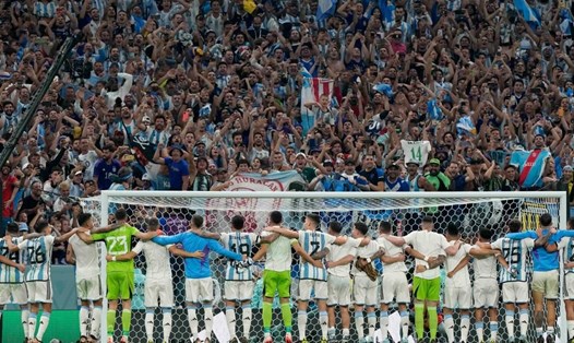 Argentina ăn mừng cuồng nhiệt sau chiến thắng trước Croatia. Ảnh: AFP