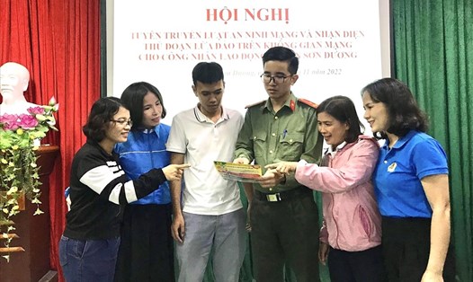 LĐLĐ tỉnh Tuyên Quang tổ chức tuyên truyền về an ninh mạng cho cán bộ công đoàn và người lao động. Ảnh: Công đoàn Tuyên Quang