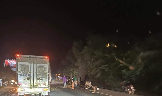 Hiện trường vụ tai nạn khiến 1 người tử vong trên đường Hòa Lạc - Hòa Bình đêm 13.12.2022. Ảnh:  người dân cung cấp