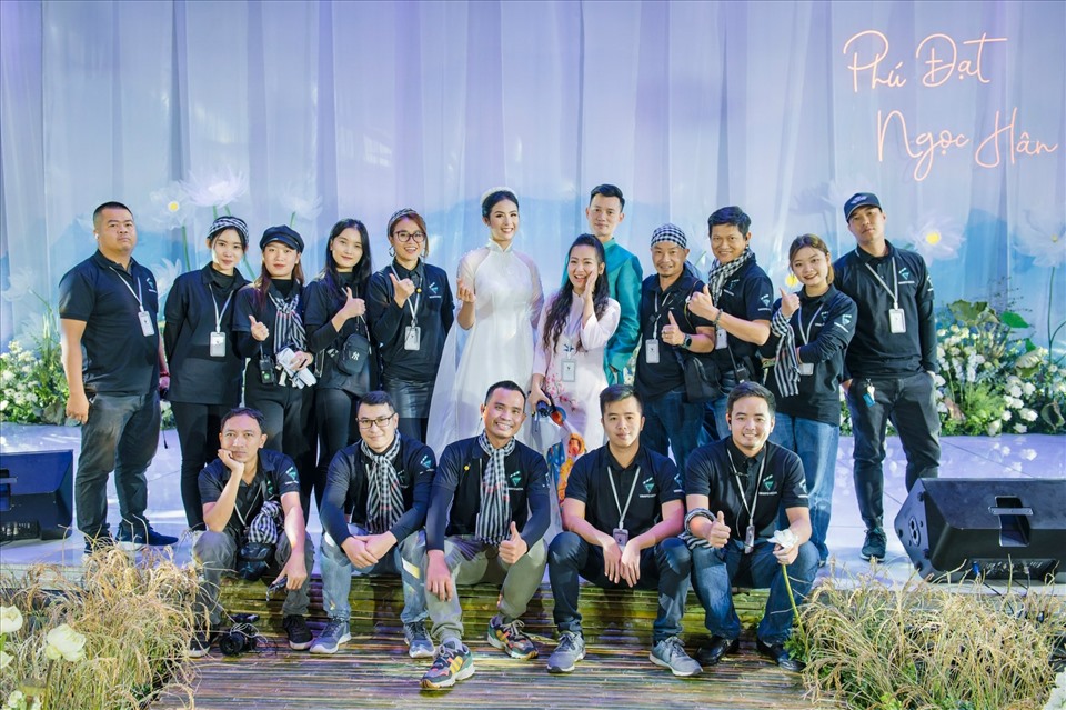 Hoa hậu Ngọc Hân và êkip làm nên đám cưới đặc biệt ấn tượng, mang đậm nét văn hoá truyền thống. Ảnh: Nhân vật cung cấp