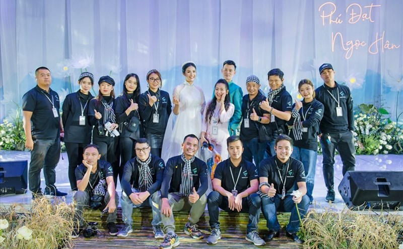 Hoa hậu Ngọc Hân và êkip làm nên đám cưới đặc biệt ấn tượng, mang đậm nét văn hoá truyền thống. Ảnh: Nhân vật cung cấp