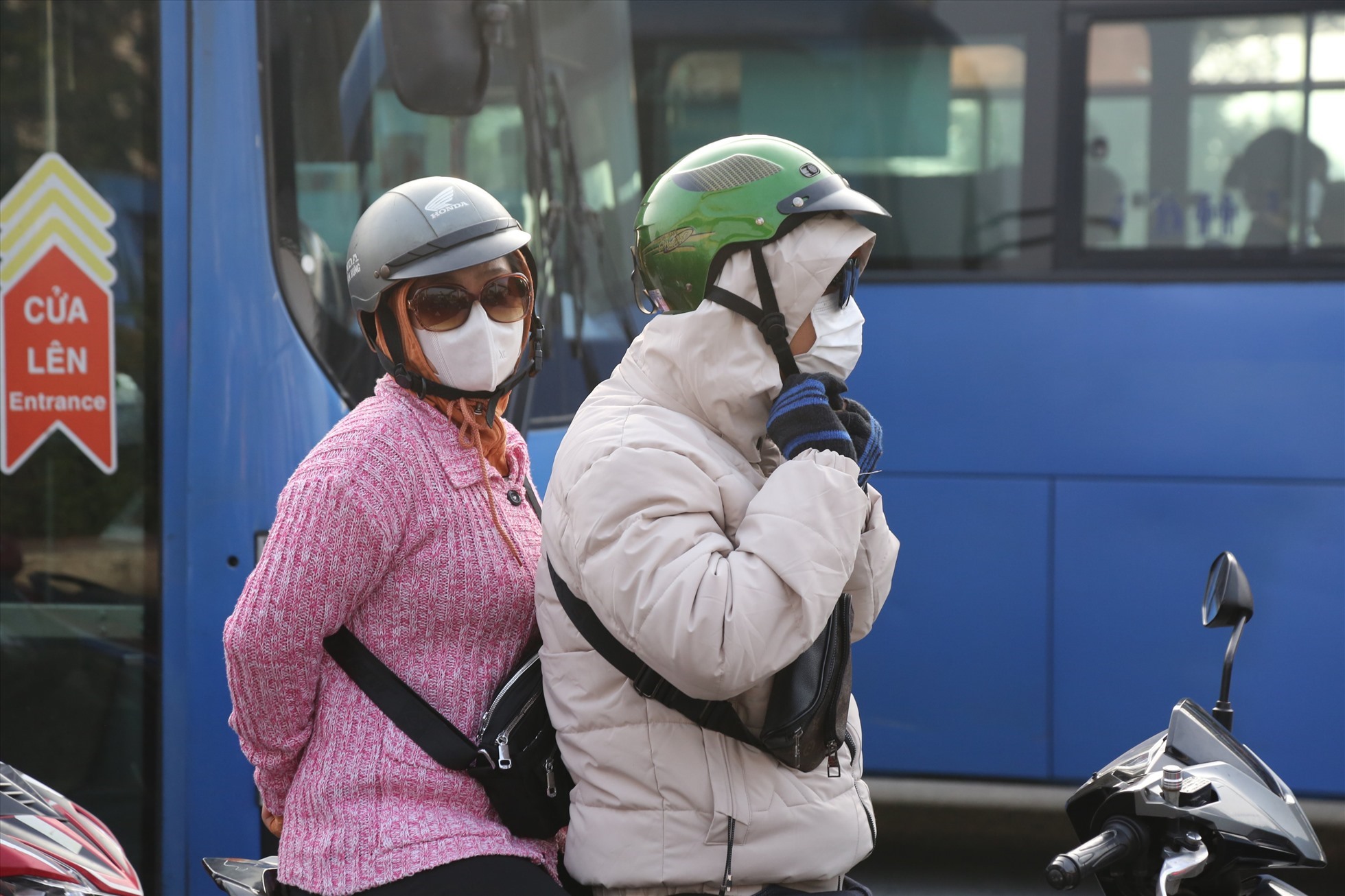 Người dân TPHCM tận hưởng thời tiết se lạnh như ở Đà Lạt. Ảnh: Nguyên Chân