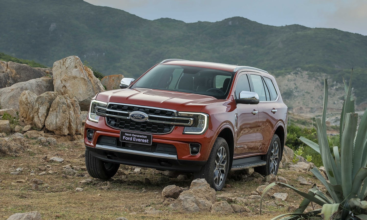 SUV 7 chỗ bán chạy nhất tháng 11: Ford Everest tiếp tục dẫn dắt