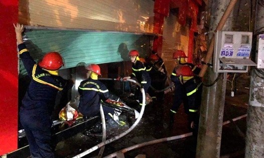 Siêu thị điện máy tại thị xã Hoàng Mai (Nghệ An) bất ngờ bốc cháy dữ dội vào lúc giữa đêm khiến nhiều hàng hóa bị thiêu rụi. Ảnh: Hải Đăng