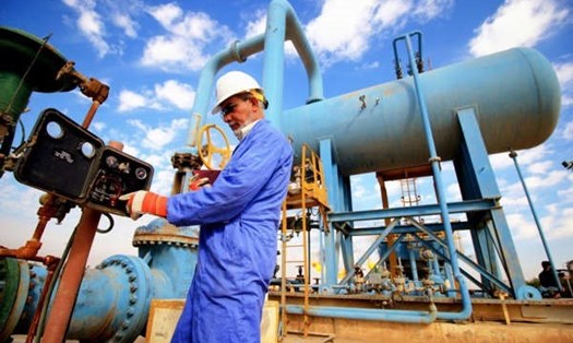 Giá dầu thô tăng vọt hơn 2 USD. Ảnh: AFP.