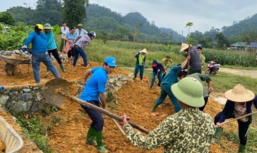 Đoàn viên công đoàn tỉnh Tuyên Quang tham gia xây dựng đường giao thông nông thôn. Ảnh: Công đoàn Tuyên Quang