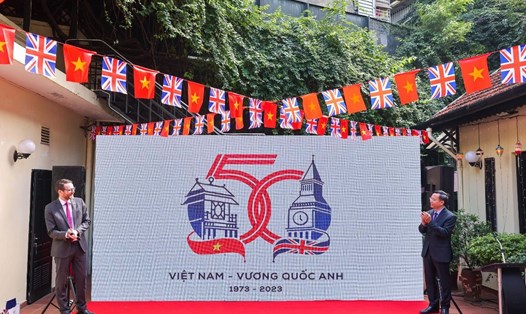 Lễ công bố Logo chính thức kỷ niệm 50 năm quan hệ ngoại giao Việt Nam - Vương quốc Anh. Ảnh: ĐSQ Anh