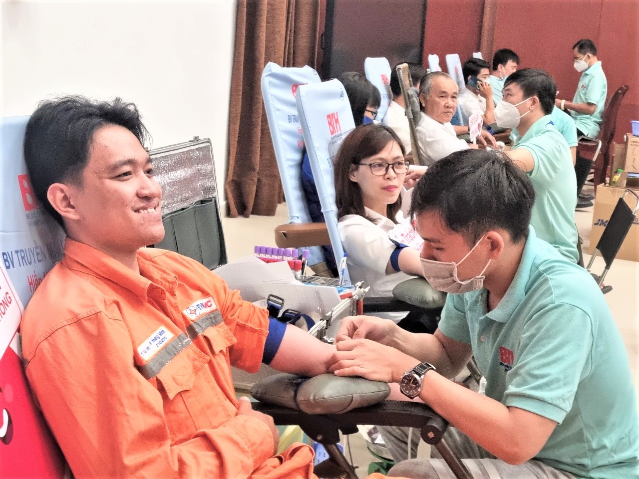 Các CNVCLĐ của EVNHCMC hiến máu tình nguyện ngày 14.12. Ảnh: Nam Dương
