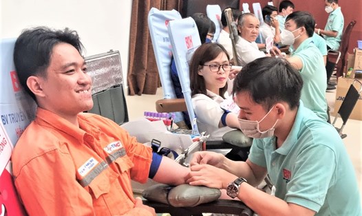 Các CNVCLĐ của EVNHCMC hiến máu tình nguyện ngày 14.12. Ảnh: Nam Dương