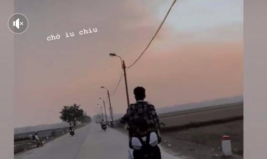 Hình ảnh thiếu niên 16 tuổi bốc đầu xe máy đưa lên mạng xã hội. Ảnh: Công an Hà Nội