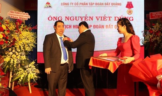 Đầu năm 2022, ông Nguyễn Viết Dũng tổ chức đón nhân Huân chương Lao động hạng Ba. Ảnh: Hoàng Dũng