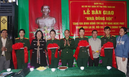 Lãnh đạo Bộ CHQS tỉnh Thừa Thiên Huế và các đại biểu địa phương cắt băng khánh thành bàn giao “Nhà đồng đội” tặng gia đình Đại úy QNCN Đặng Ngọc Phát. Ảnh: Lê Sáu.