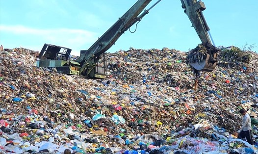 Cả tỉnh Bạc Liêu không có nhà máy xử lý rác nào, bãi rác tập trung gây ô nhiễm nghiêm trọng. Ảnh: Nhật Hồ