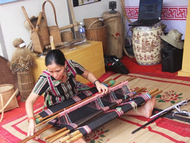 Dệt Dèng A Roàng, xã A Roàng, huyện A Lưới được công nhận là nghề truyền thống tỉnh Thừa Thiên Huế. Ảnh: Từ Ân