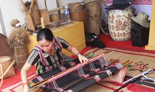 Dệt Dèng A Roàng, xã A Roàng, huyện A Lưới được công nhận là nghề truyền thống tỉnh Thừa Thiên Huế. Ảnh: Từ Ân