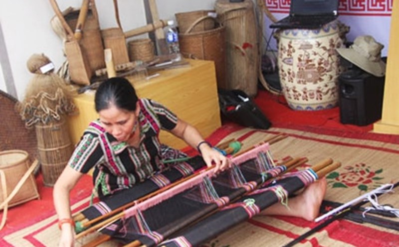 Dệt Dèng A Roàng, xã A Roàng, huyện A Lưới được công nhận là nghề truyền thống tỉnh Thừa Thiên Huế. Ảnh: Từ Ân