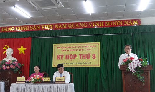 Lãnh đạo LĐLĐ huyện Nhơn Trạch trả lời chất vấn tại kỳ họp. Ảnh: Xuân Mai
