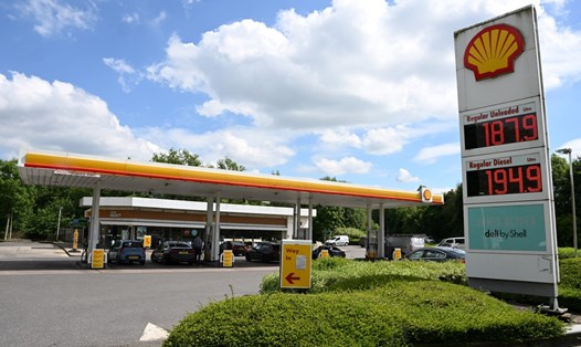 Giá nhiên liệu tại một trạm xăng Shell ở Newcastle, Anh ngày 7.6.2022. Ảnh: AFP
