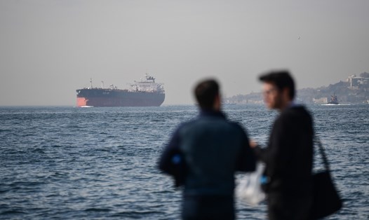 Tàu chở dầu thô Dilong Spirit đi qua eo biển Bosphorus ở Istanbul, Thổ Nhĩ Kỳ. Ảnh: AFP