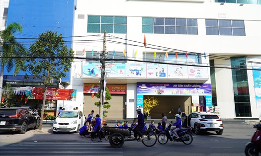 Nhân viên siêu thị Coopmart Biên Hoà ngừng việc sáng ngày 15.12. Ảnh: Hà Anh Chiến