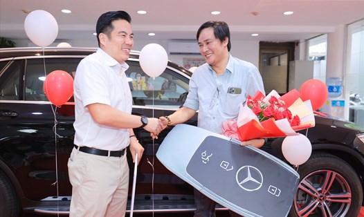 Anh Huỳnh Công Khanh nhận thưởng bên chiếc xe Mercedes-Benz GLC 200. Nguồn: Sabeco