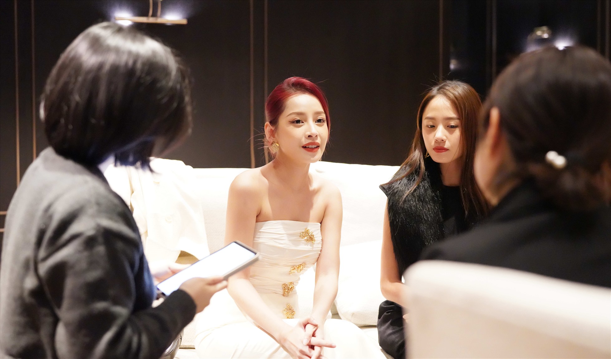 Chi Pu trả lời truyền thông Hàn Quốc. Ảnh: Nghệ sĩ cung cấp.