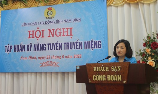 Bà Bùi Ánh Nguyệt - Phó Chủ tịch LĐLĐ tỉnh Nam Định phát biểu tại hội nghị tập huấn kỹ năng tuyên truyền miệng cho cán bộ công đoàn. Ảnh: Công đoàn Nam Định