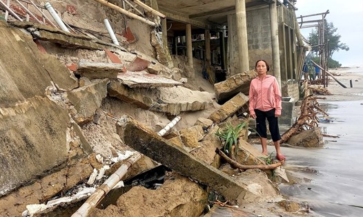 Hàng quán của người dân ở huyện Vĩnh Linh, tỉnh Quảng Trị bị sóng biển đánh gây sập móng. Ảnh: Hưng Thơ.