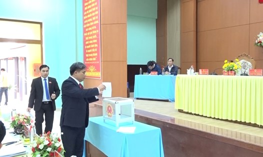 Bỏ phiếu miễn nhiệm chức danh Trưởng Ban Dân tộc HĐND, đại biểu HĐND huyện Phước Sơn, Quảng Nam sáng 15.12. Ảnh: L.Nguyễn