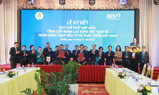 Lãnh đạo Tổng Liên đoàn Lao động Việt Nam và Ngân hàng Thương mại cổ phần Đầu tư và Phát triển Việt Nam ký quy chế phối hợp. Ảnh: Bảo Hân
