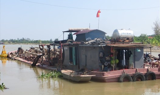 1 con tàu khai thác cát trên địa bàn huyện Kiến Thụy. Ảnh: Tiến Nguyễn