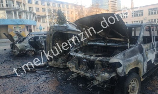 Xe cộ bị hư hại sau các cuộc pháo kích. Ảnh Telegram Thị trưởng Aleksey Kulemzin