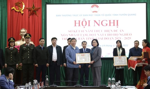 Đại diện lãnh đạo LĐLĐ tỉnh Tuyên Quang (bên trái) nhận Bằng khen từ Uỷ ban Mặt trận tổ quốc tỉnh Tuyên Quang. Ảnh: Công đoàn Tuyên Quang
