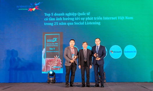 Ông David Wei - Tổng Giám đốc Huawei Việt Nam - nhận giải thưởng Top 5 Doanh nghiệp Quốc tế có tầm ảnh hưởng tới sự phát triển Internet Việt Nam. Ảnh: K.Linh