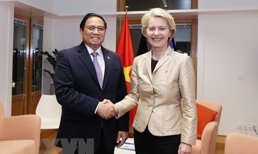 Thủ tướng Phạm Minh Chính gặp Chủ tịch Ủy ban Châu Âu (EC) Ursula von der Leyen. Ảnh: TTXVN