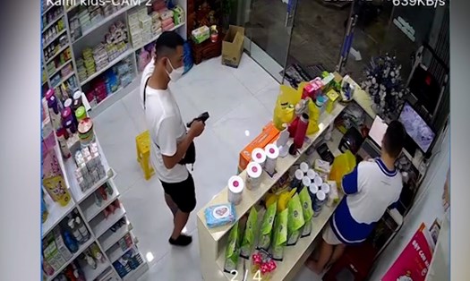 Tạm giữ 2 đối tượng có dấu hiệu sử dụng tiền giả mua hàng tại Phú Yên. Ảnh: Cắt từ camera an ninh