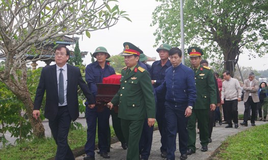 Lãnh đạo Ban chỉ đạo 515, Bộ Chỉ huy Quân sự tỉnh Thừa Thiên Huế và cấp ủy, chính quyền địa phương di chuyển hài cốt liệt sĩ đến nơi chôn cất. Ảnh: Lê Sáu.